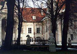 Schloss Steyr (Berggasse 2) - Hof mit Zwergen und Brunnen