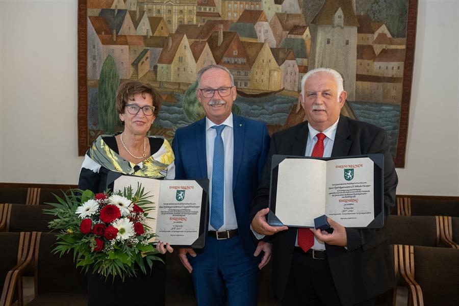 Den ehemaligen Vize-Stadtchefs Wilhelm Hauser (rechts) und Ingrid Weixlberger wurde die zweithöchste Auszeichnung Steyrs zuteil